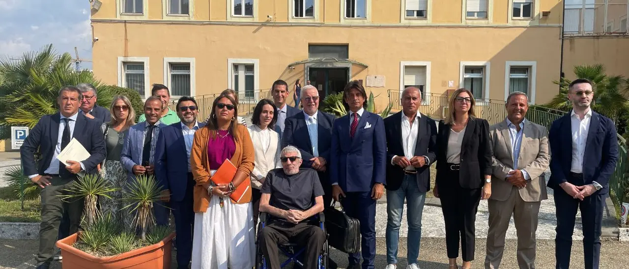 Viaggio nel carcere di Cosenza tra sovraffollamento e diritti negati: i penalisti incontrano i detenuti del “Cosmai”\n