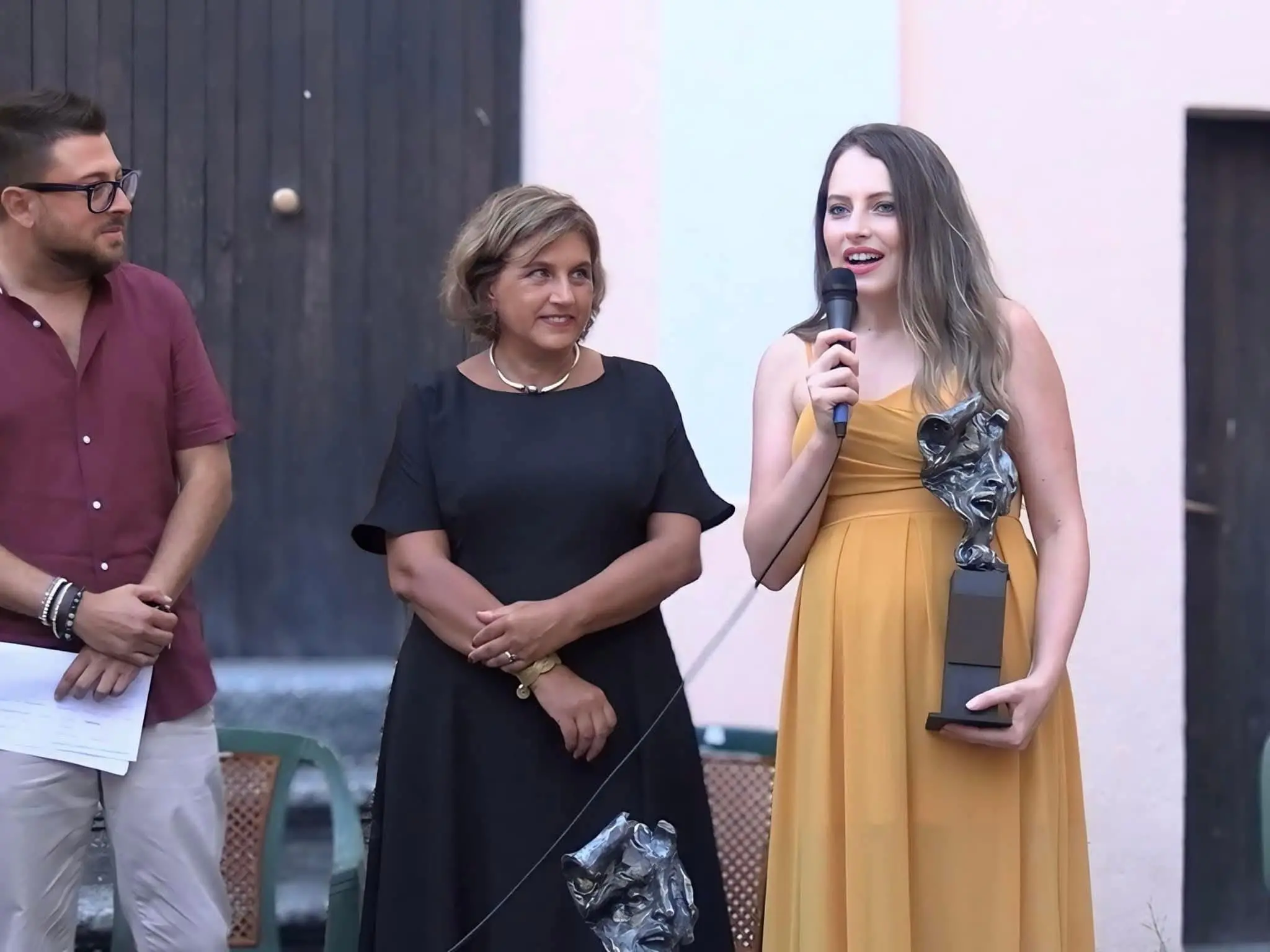 “Lettera a te, che nascerai al Sud”: l’omaggio di Stella Santoro alla figlia e alla Calabria premiato a Roccelletta\n
