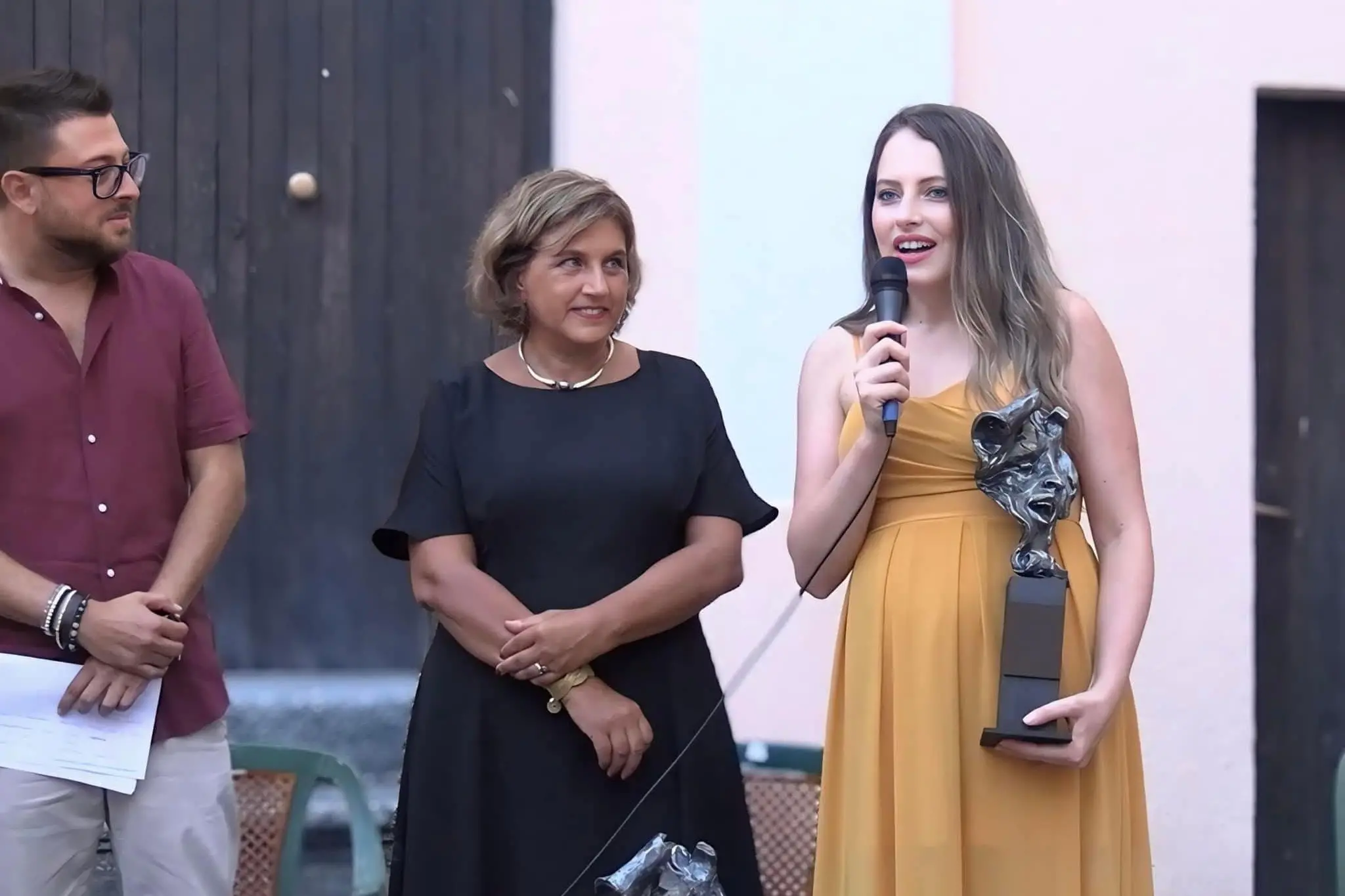 “Lettera a te, che nascerai al Sud”: l’omaggio di Stella Santoro alla figlia e alla Calabria premiato a Roccelletta\n
