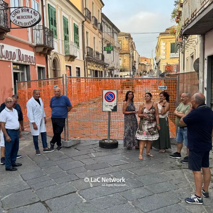 «Così ci costringono a chiudere»: a Vibo Valentia la protesta dei commercianti contro i cantieri infiniti\n