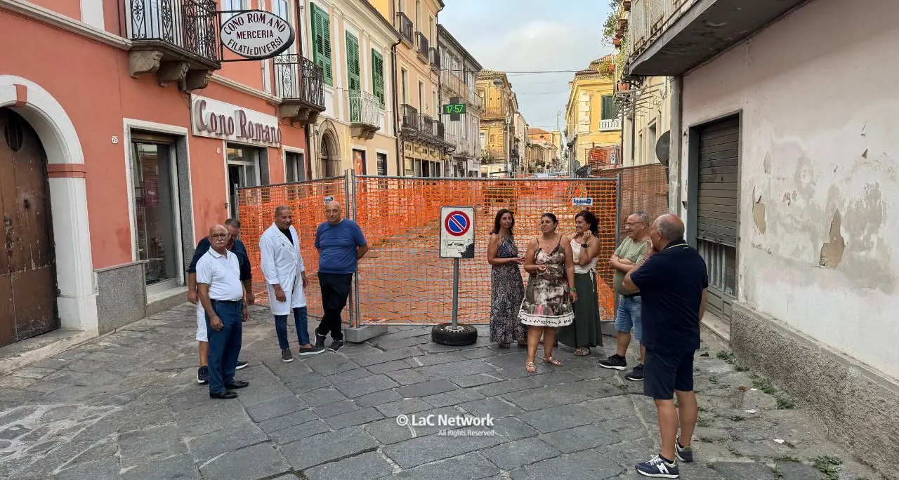 «Così ci costringono a chiudere»: a Vibo Valentia la protesta dei commercianti contro i cantieri infiniti\n