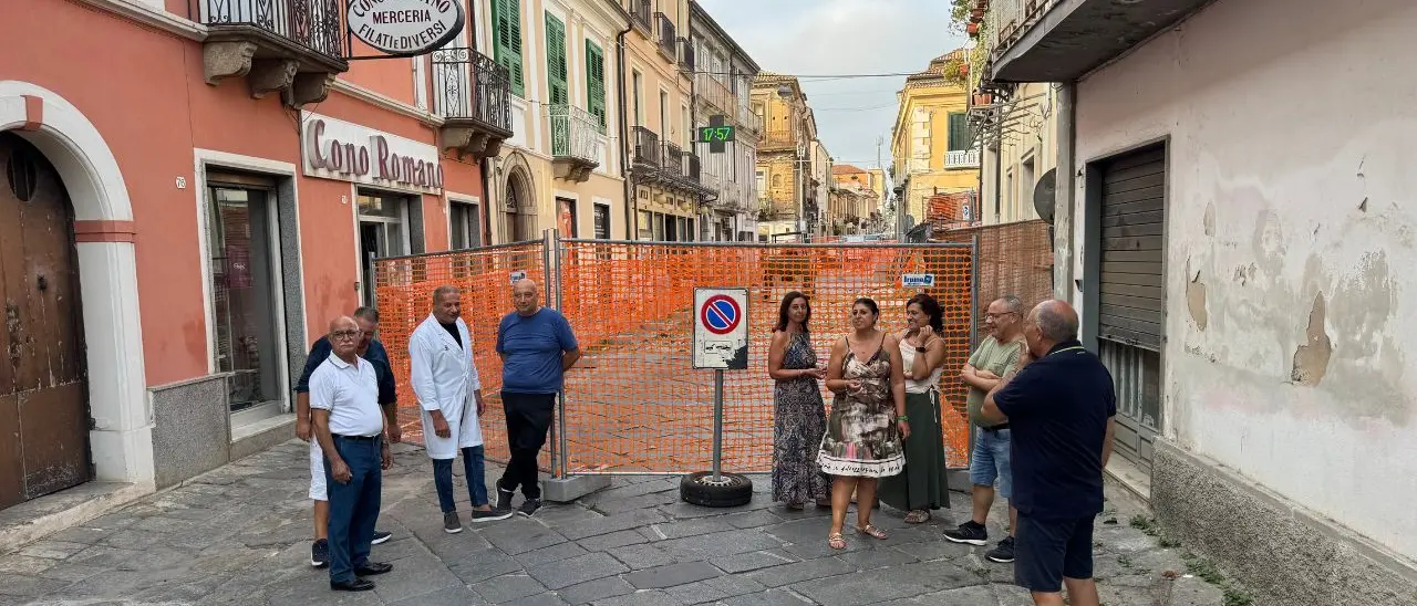 «Così ci costringono a chiudere»: a Vibo Valentia la protesta dei commercianti contro i cantieri infiniti\n