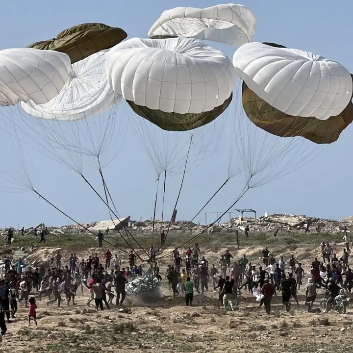 Medio Oriente, bombe israeliane sulle tende degli sfollati a Gaza: morti 4 bambini\n