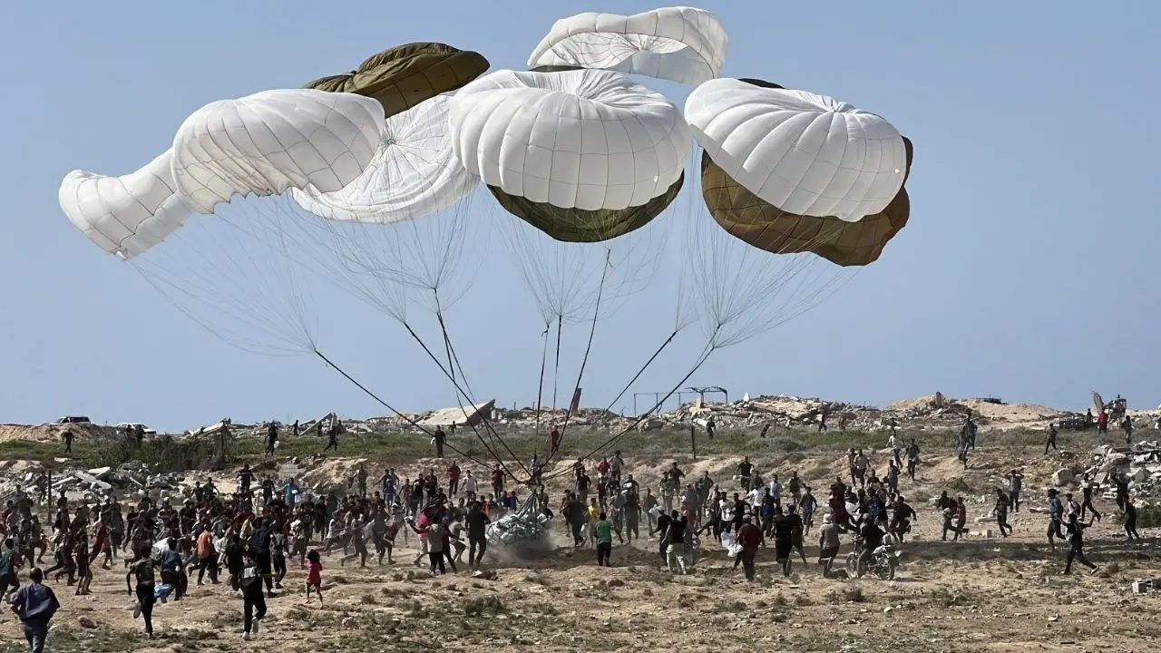 Il lancio di aiuti umanitari nella Striscia di Gaza