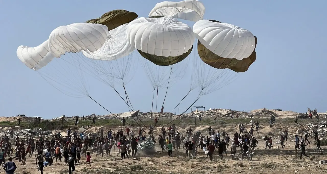 Medio Oriente, bombe israeliane sulle tende degli sfollati a Gaza: morti 4 bambini\n