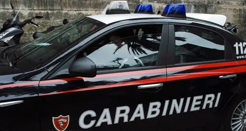Crosia, donna ferisce il compagno con un coltello da cucina\n