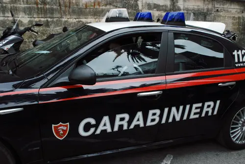 Crosia, donna ferisce il compagno con un coltello da cucina\n