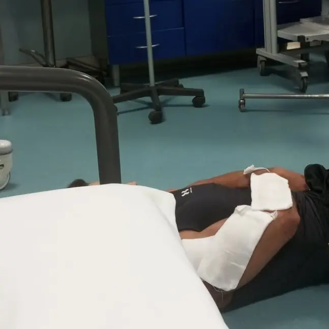 Locri, ospedale da incubo: Pronto Soccorso senza barelle, pazienti parcheggiati a terra\n