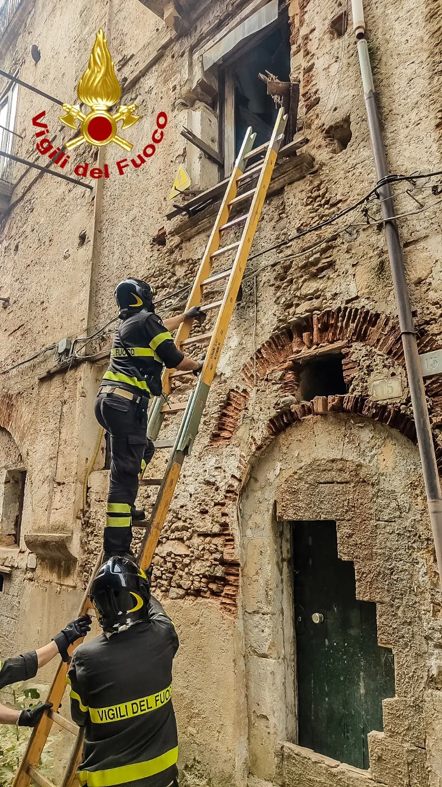 Crollo nel centro storico di Cosenza, due cani imprigionati sotto le macerie