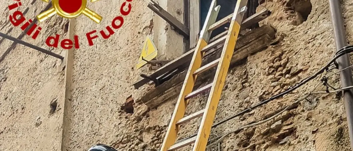 Crollo nel centro storico di Cosenza, due cani imprigionati sotto le macerie