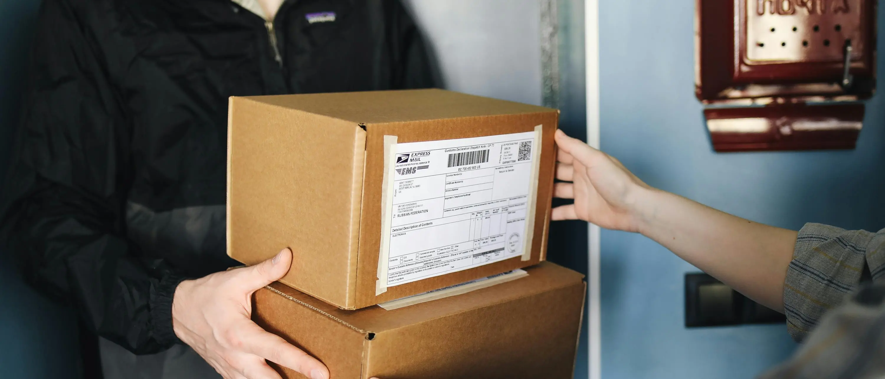 Caos spedizioni in Europa: stop ai pacchi per gli Usa, dazi anticipati fino a 200 dollari a pezzo\n