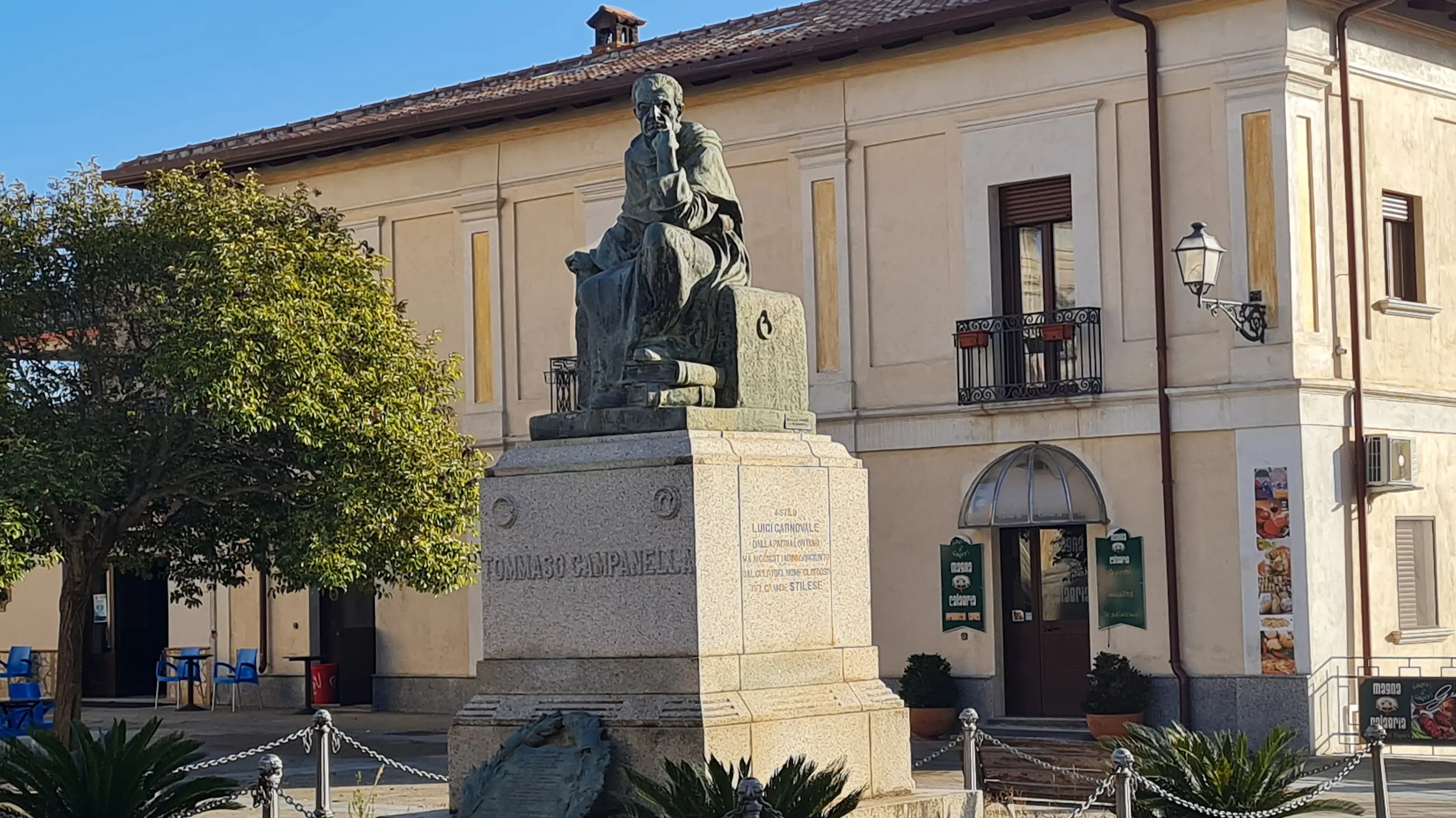 <p><strong>Stilo,&nbsp;la statua bronzea che ricorda Campanella</strong></p>\\n
