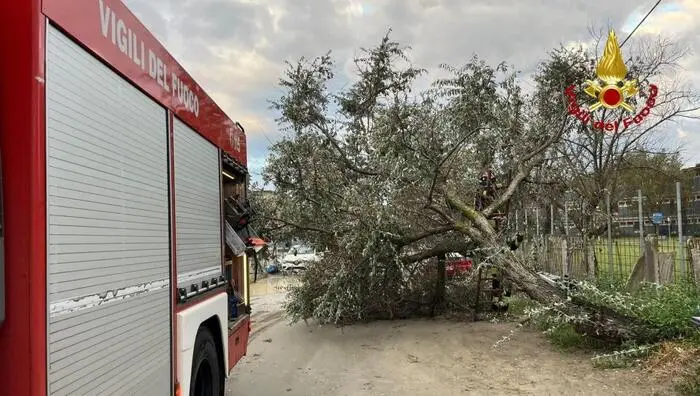 Tempesta sulla Riviera Romagnola: vento, grandine e allagamenti tra Ravenna e Rimini\n