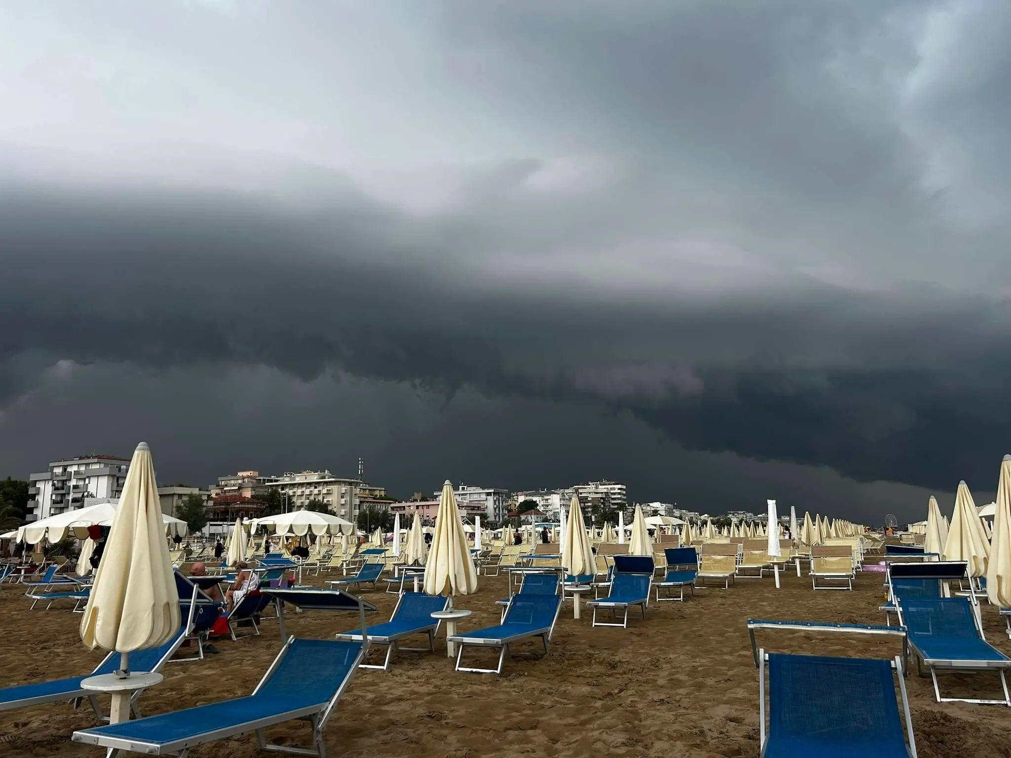 Il maltempo sferza la Romagna, Rimini e Cervia colpite duramente
