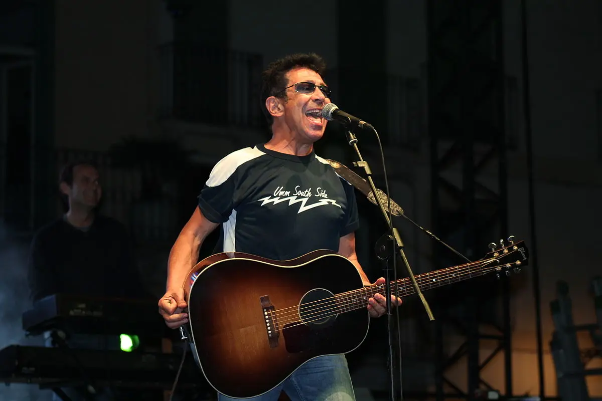 Edoardo Bennato in concerto al Parco Scolacium di Borgia: tutto pronto per il grande evento del 26 agosto\n