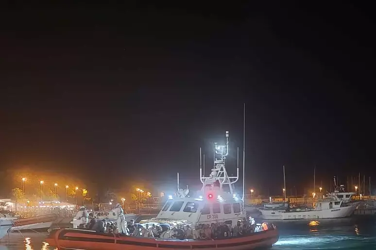 Nuovo sbarco di migranti a Roccella Ionica, arrivati in 65: tra loro una decina di bambini\n