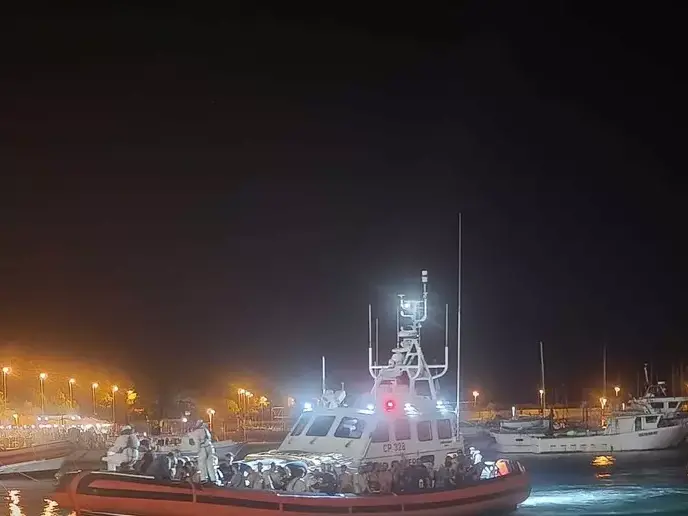 Nuovo sbarco di migranti a Roccella Ionica, arrivati in 65: tra loro una decina di bambini