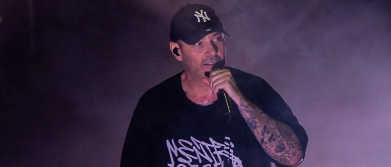 Rime, flow e politica: Fabri Fibra fa il pienone a Roccella\n