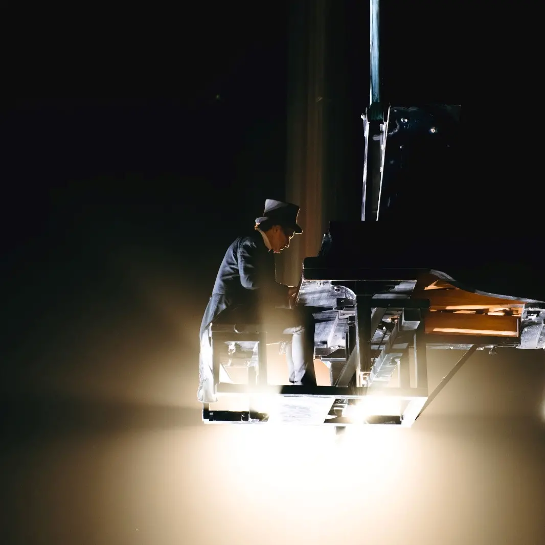 Sangineto, il pianoforte sospeso di Paolo Zanarella per sostenere la ricerca contro i tumori\u00A0nel nome di Lilli Funaro\n