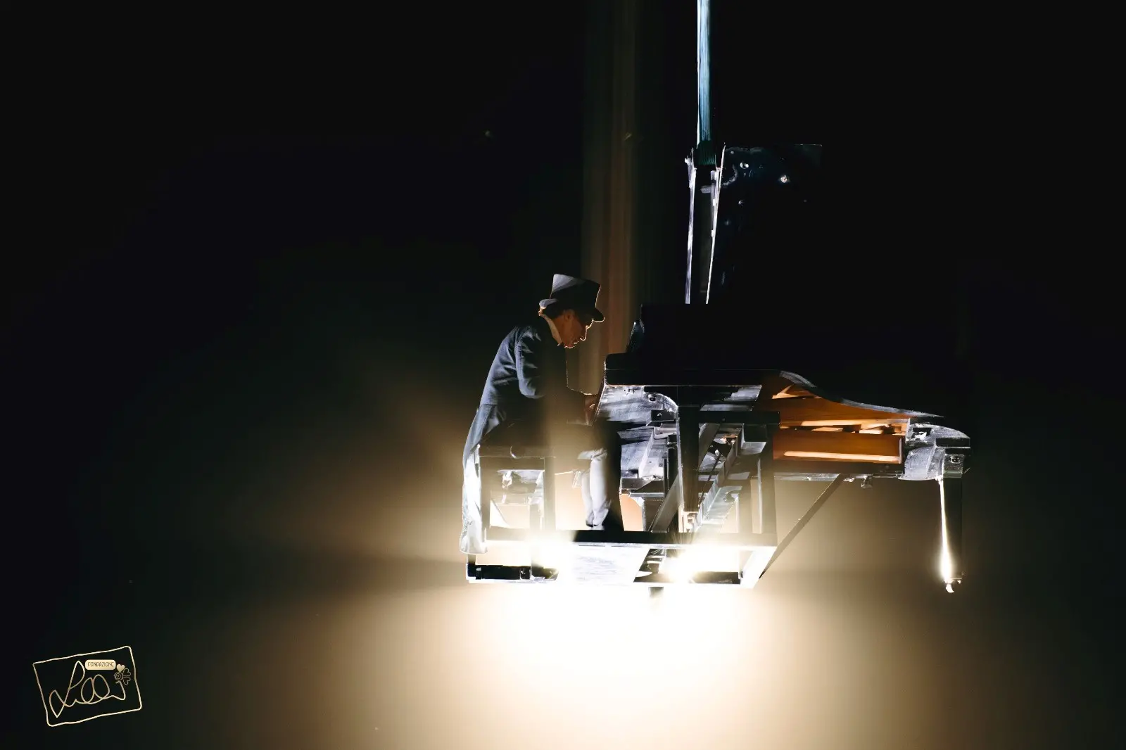 Sangineto, il pianoforte sospeso di Paolo Zanarella per sostenere la ricerca contro i tumori\u00A0nel nome di Lilli Funaro\n