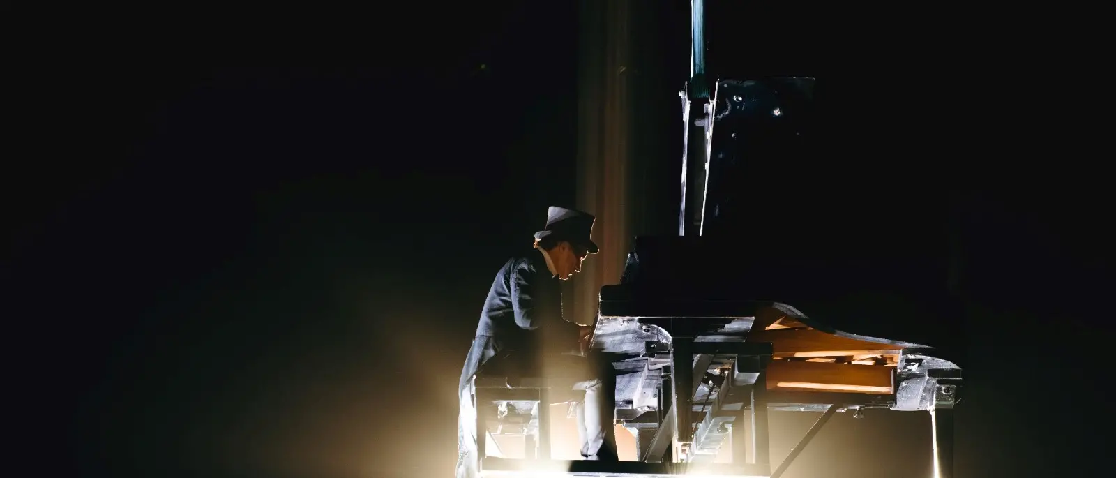 Sangineto, il pianoforte sospeso di Paolo Zanarella per sostenere la ricerca contro i tumori\u00A0nel nome di Lilli Funaro\n