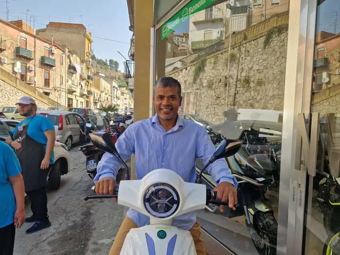 Gli rubano lo scooter, la città glielo ricompra\n