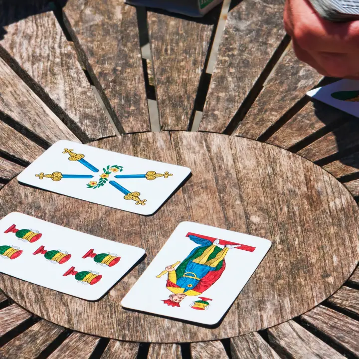 La nostalgia delle estati di una volta: quando il tempo rallentava tra ombrelloni e partite a carte\n