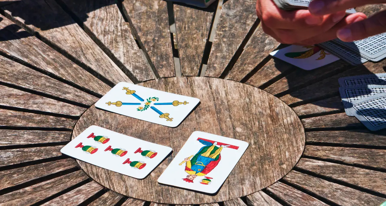 La nostalgia delle estati di una volta: quando il tempo rallentava tra ombrelloni e partite a carte\n