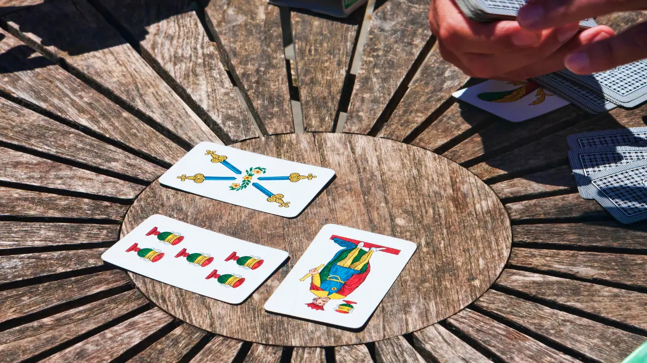 La nostalgia delle estati di una volta: quando il tempo rallentava tra ombrelloni e partite a carte\n