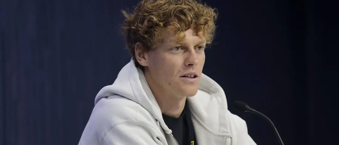 «Sono innamorato ma della mia vita privata non voglio parlare». Sinner si confessa: Lego, amore segreto e sfide con Alcaraz\n