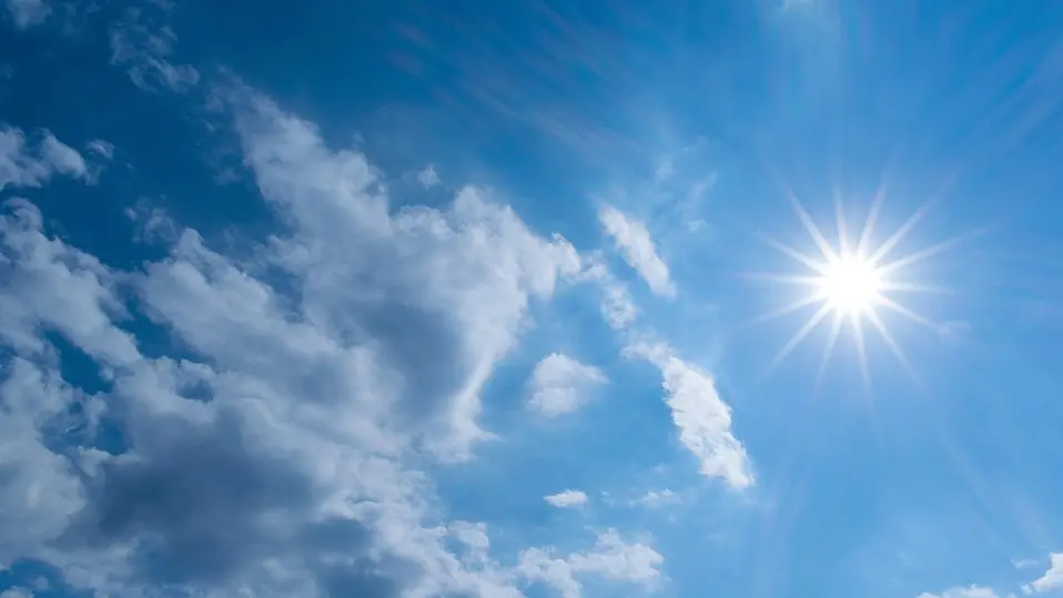 Che tempo fa? Sole e temperature sotto i trenta gradi\n