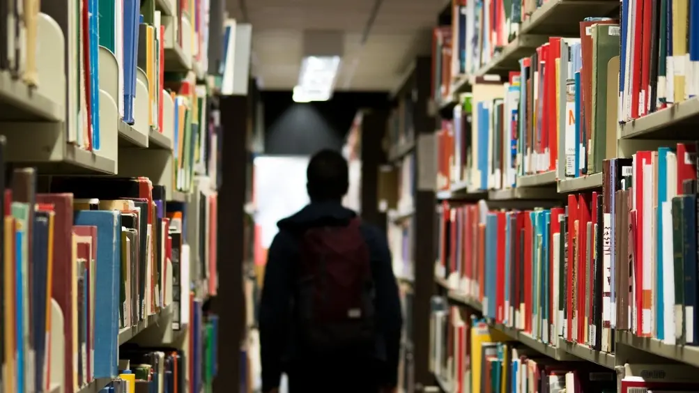 Scuola, il rientro costa caro: rincari su libri, penne e quaderni. Ma tra usato, e-book e acquisti mirati ci sono strategie per risparmiare\n