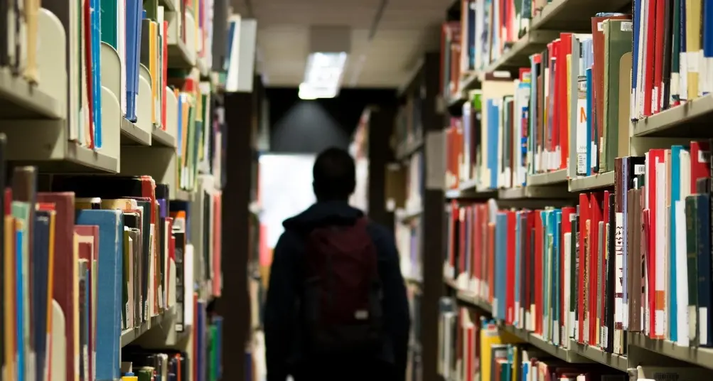 Scuola, il rientro costa caro: rincari su libri, penne e quaderni. Ma tra usato, e-book e acquisti mirati ci sono strategie per risparmiare\n