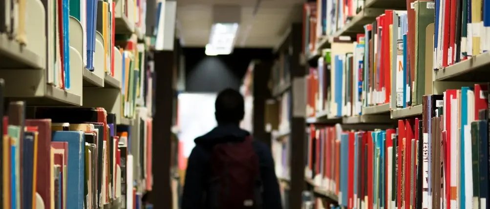 Scuola, il rientro costa caro: rincari su libri, penne e quaderni. Ma tra usato, e-book e acquisti mirati ci sono strategie per risparmiare\n