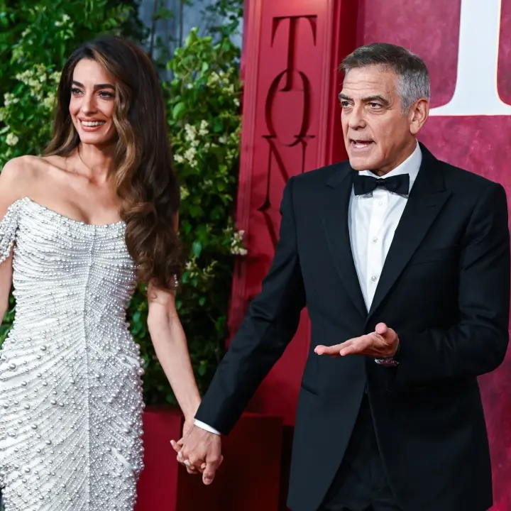 Mostra del cinema di Venezia: Sorrentino apre, Clooney chiude, cinque italiani in gara e una parata di star da Julia Roberts a Cate Blanchett\n