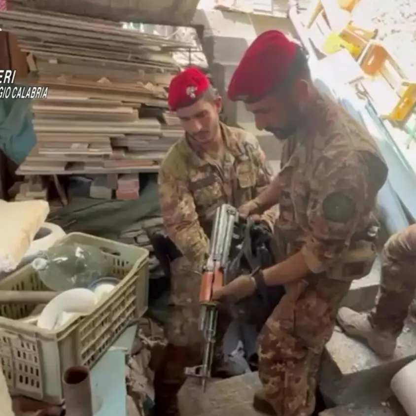 Marina di Gioiosa Ionica, carabinieri sequestrano un kalashnikov nascosto nel cuore del paese\n
