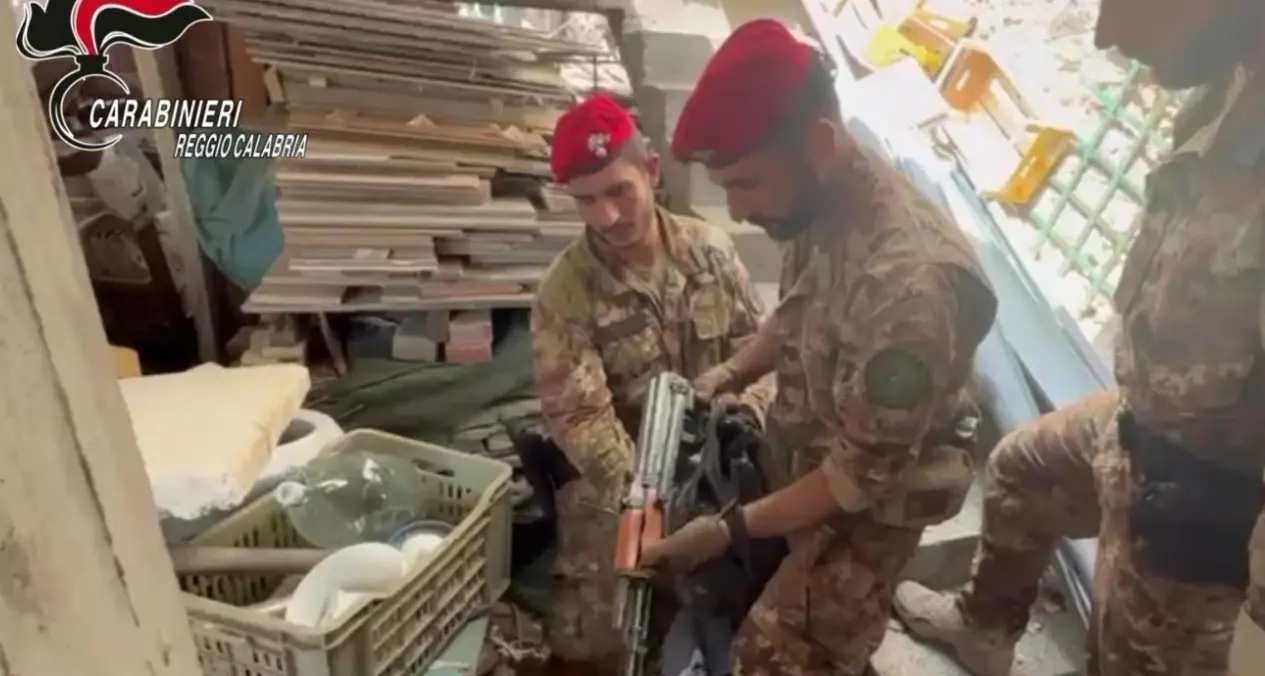 Marina di Gioiosa Ionica, carabinieri sequestrano un kalashnikov nascosto nel cuore del paese\n