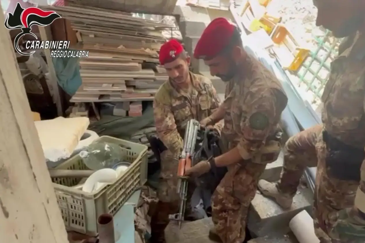 Marina di Gioiosa Ionica, carabinieri sequestrano un kalashnikov nascosto nel cuore del paese\n