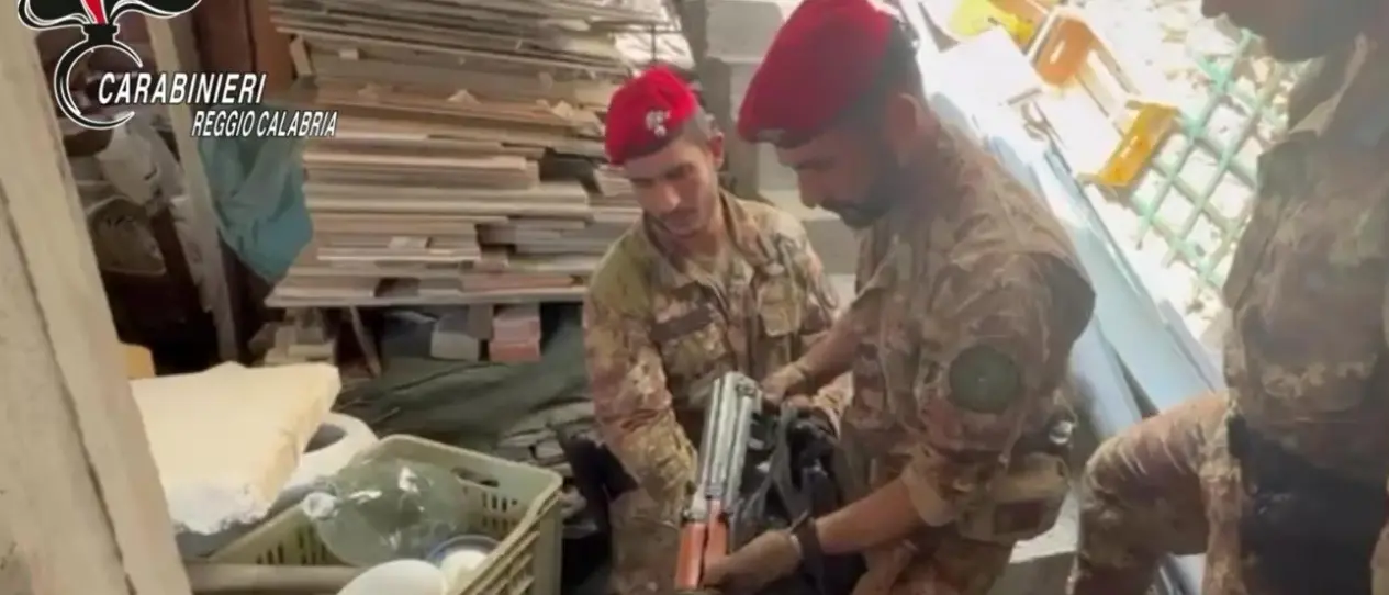Marina di Gioiosa Ionica, carabinieri sequestrano un kalashnikov nascosto nel cuore del paese\n