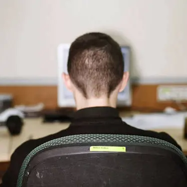 Giovane trovato morto davanti al pc, indossava maschera antigas\n