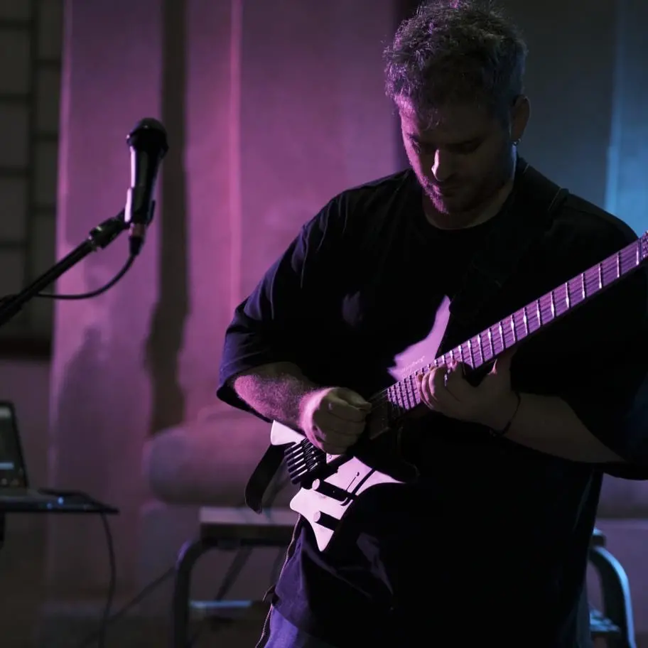 La chitarra elettrica di Vittorio J.Greco infiamma il festival Guitaromanie a Nicotera\n