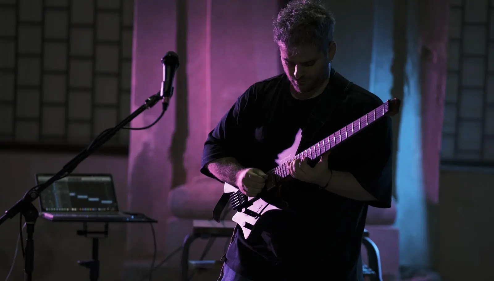 La chitarra elettrica di Vittorio J.Greco infiamma il festival Guitaromanie a Nicotera\n