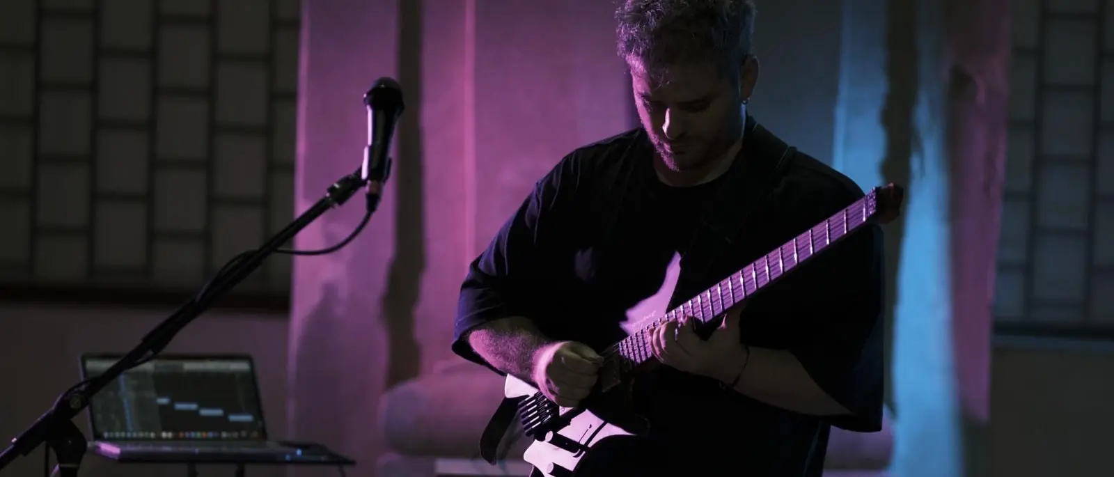 La chitarra elettrica di Vittorio J.Greco infiamma il festival Guitaromanie a Nicotera\n