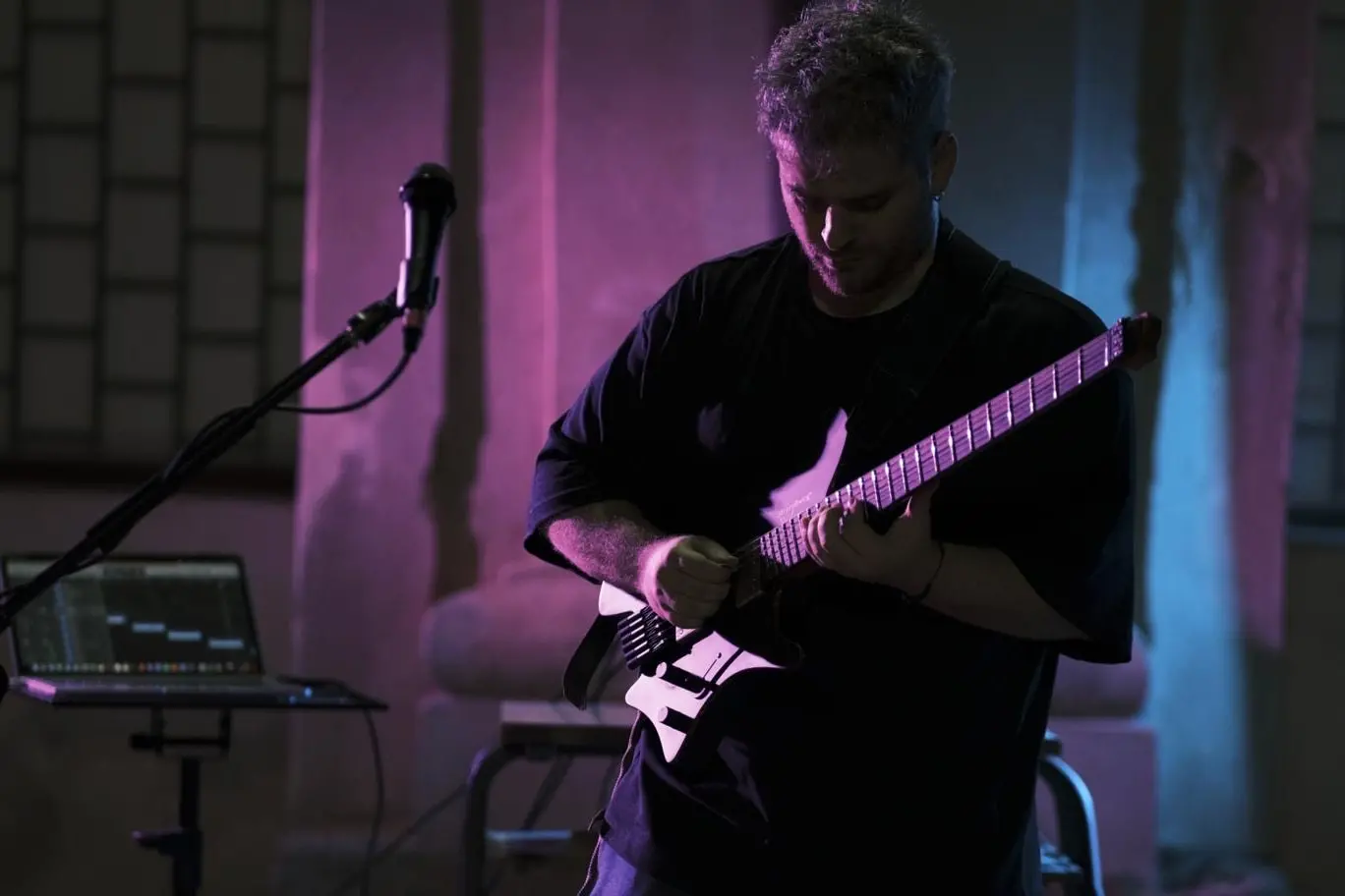 La chitarra elettrica di Vittorio J.Greco infiamma il festival Guitaromanie a Nicotera\n