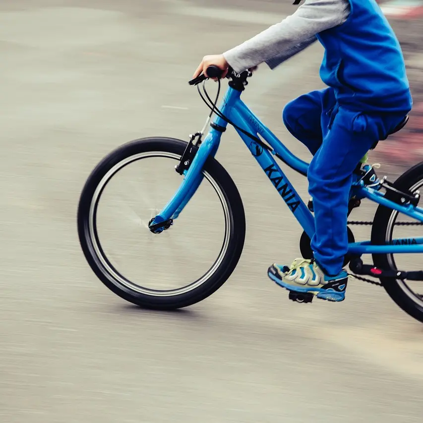 Bimbo in bici si schianta contro un’auto ferma all’incrocio nel Vibonese: elitrasportato in gravi condizioni a Reggio Calabria\n