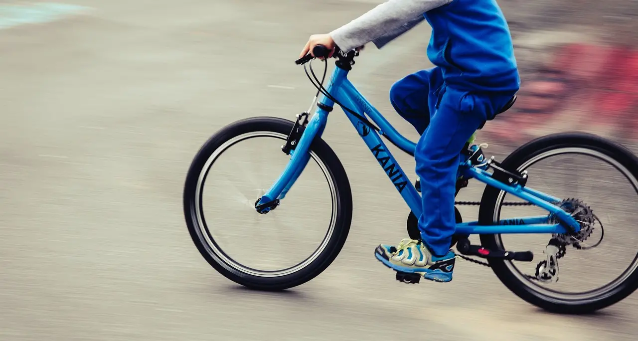 Bimbo in bici si schianta contro un’auto ferma all’incrocio nel Vibonese: elitrasportato in gravi condizioni a Reggio Calabria\n