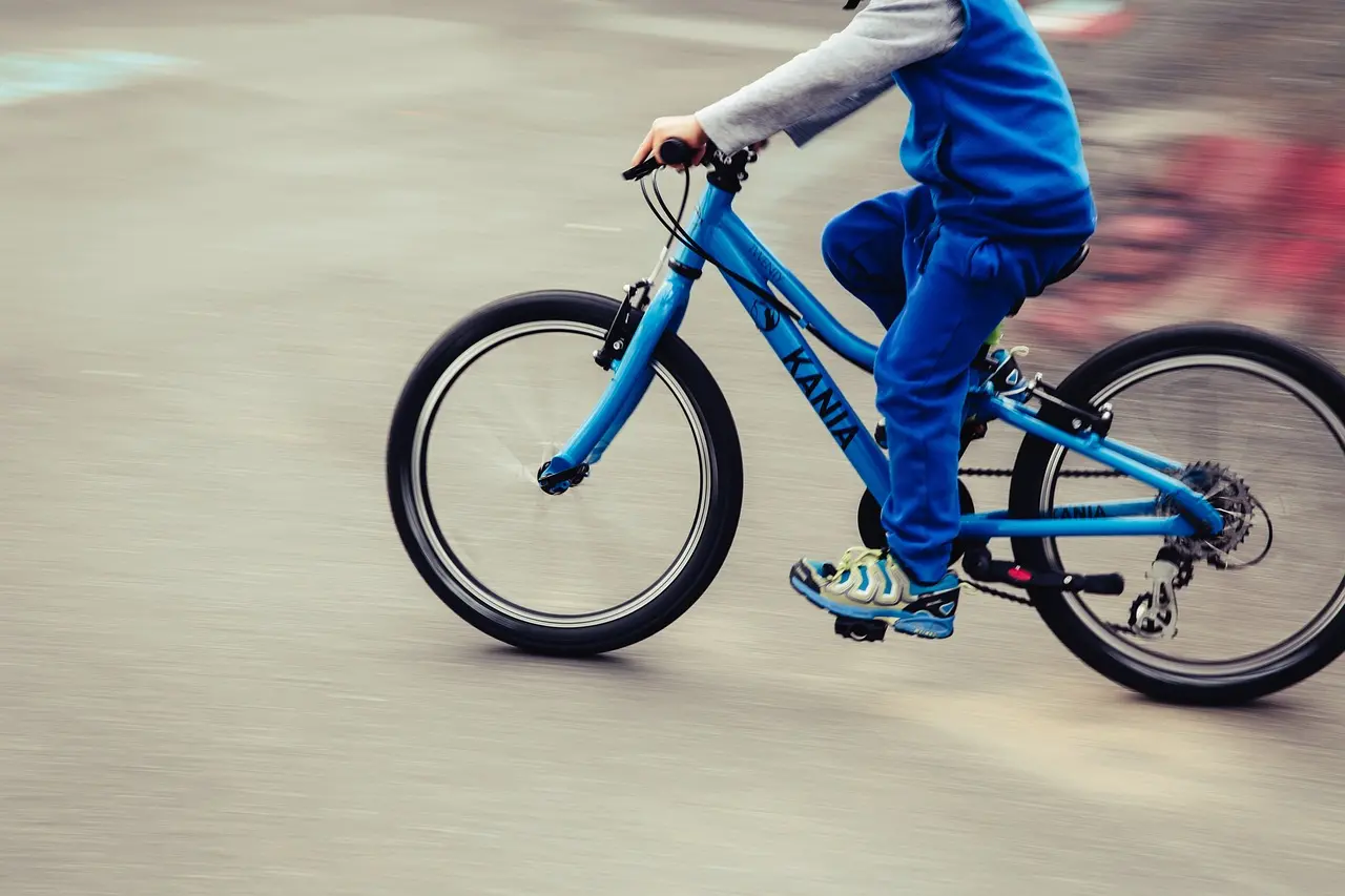Bimbo in bici si schianta contro un’auto ferma all’incrocio nel Vibonese: elitrasportato in gravi condizioni a Reggio Calabria\n