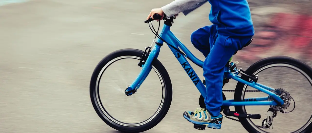 Bimbo in bici si schianta contro un’auto ferma all’incrocio nel Vibonese: elitrasportato in gravi condizioni a Reggio Calabria\n