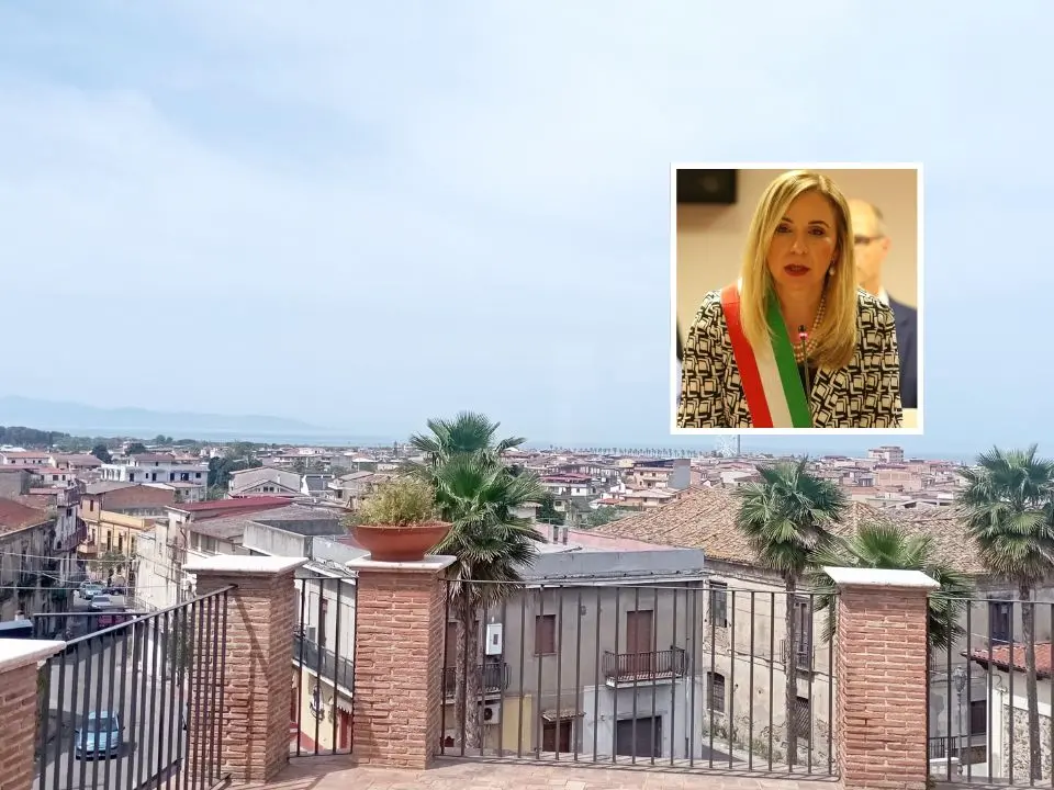 Gioia Tauro, puzza di bruciato in città. Il sindaco Scarcella: «Possibile arrivi da paesi vicini»