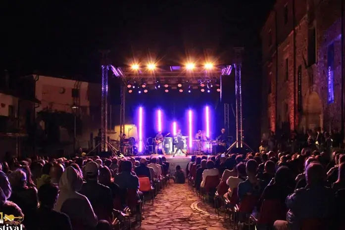 Da Peppe Servillo a Paola Turci: Cerisano diventa palcoscenico diffuso con la 31ª edizione del Festival delle Serre\n